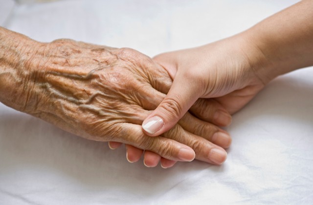 YlHLsjxQXStCl9hHE8T4 elderly hands