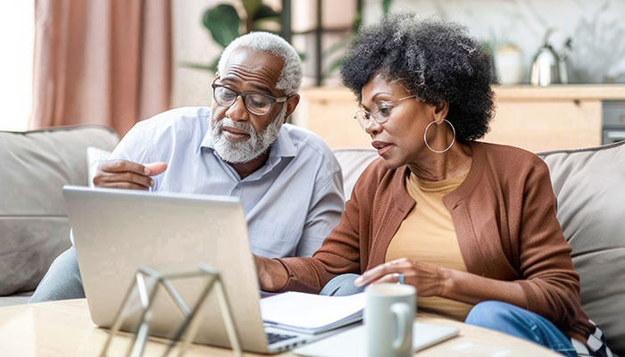 SAcoupleAtComputer AdobeStock 751394583 700x400