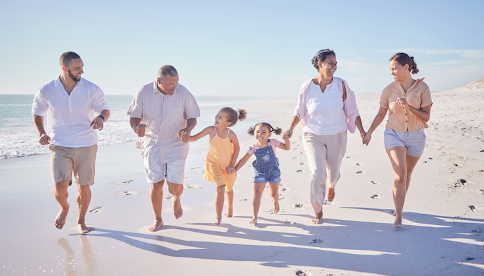 MultGenFamilyOnBeach AdobeStock 536573900 700x400