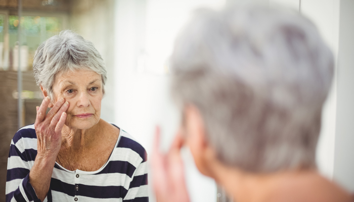 BCFLookingInMirror AdobeStock 107231977 700x400